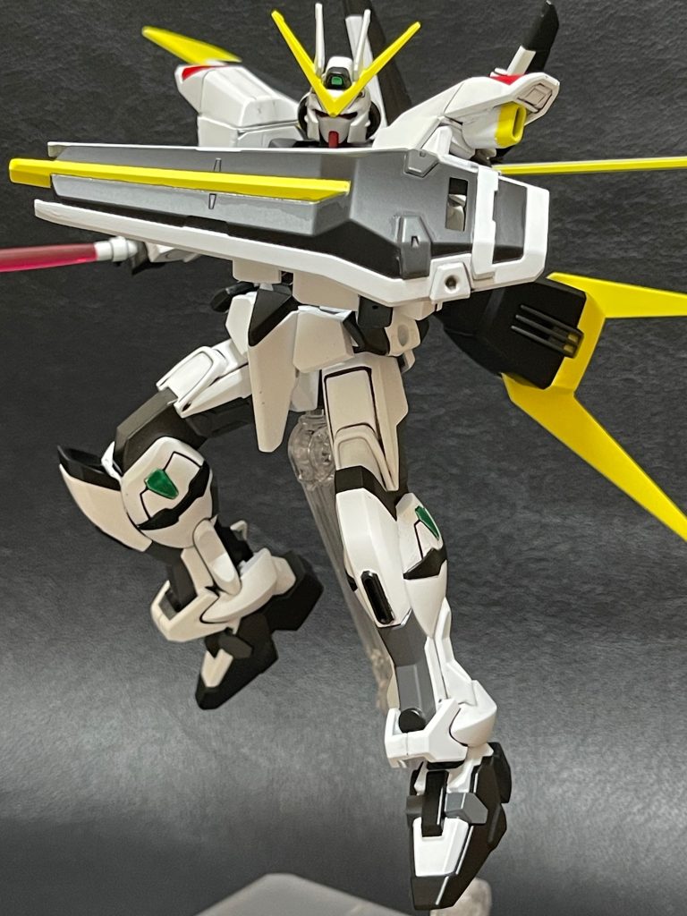 塗装については元のM1アストレイみたいに赤はあまり使われておらず白と黒が主でところどころに黄色が入ってるカラーリングになってます。赤が無くなったことでよりフリーダム感が出てるのかもですね。