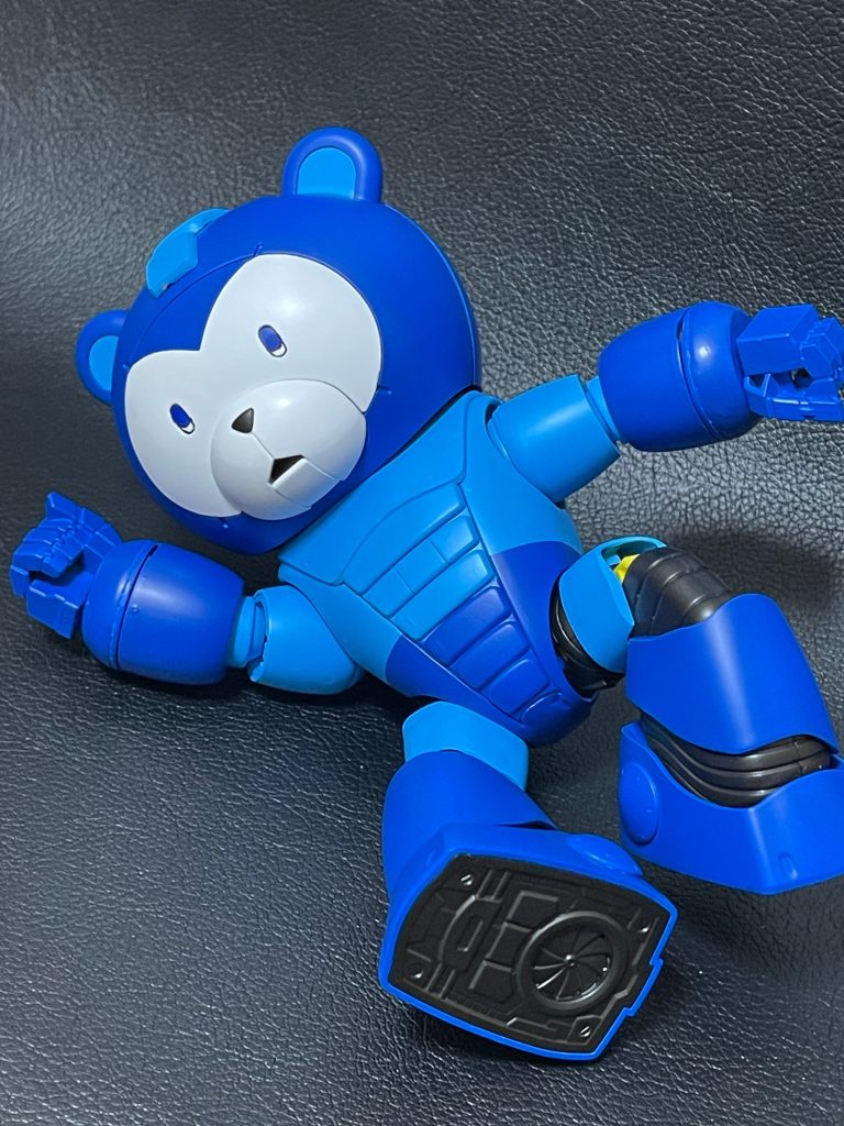 前回のアサギアストレイからサフをスプレーでやってますが、塗膜を厚く出来る一方で塗りすぎてしまいムラや泡が結構出てしまう感じなのでもう少し練習が必要ですね😅塗装は想定通りのカラーで塗れてますが膝の関節に塗り残し..、まあ差し色ということでwこのポーズはスライディングですがなかなかうまくポージング出来んですな🤔