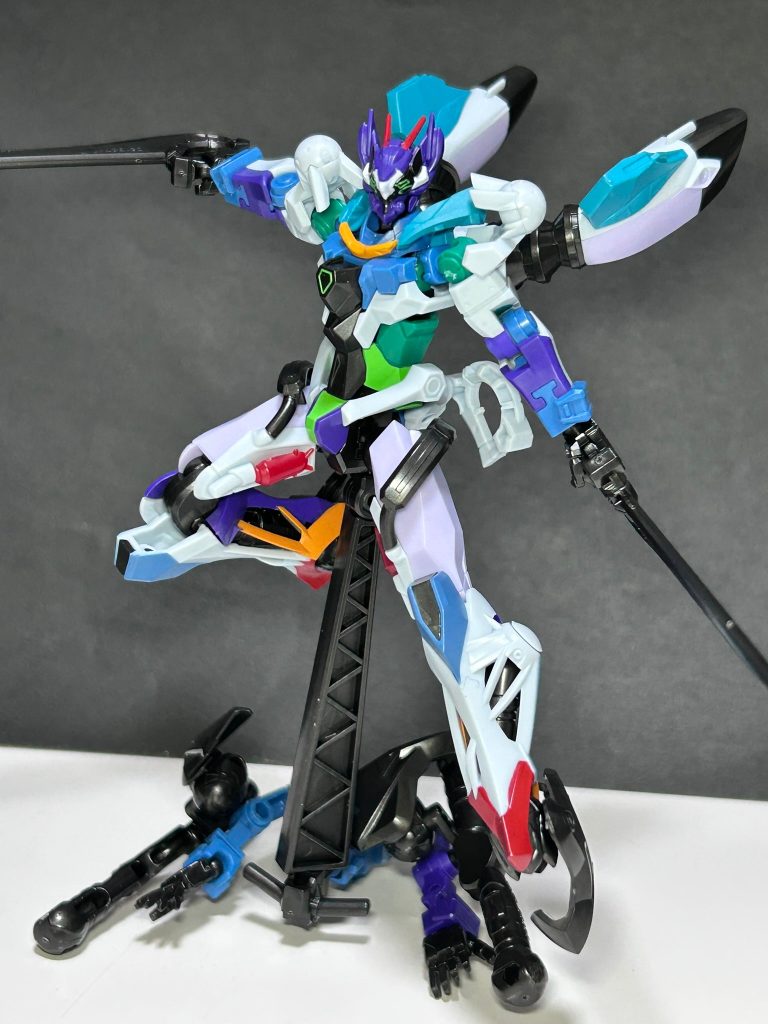 【プロトガンダムフレド】頭部ユニットの試験の為に開発された実験機。頭部以外はジークアクスとの性能的な違いはないが、試作機なので武装は備え付けのビームサーベルのみでエスビットすら付いていない。