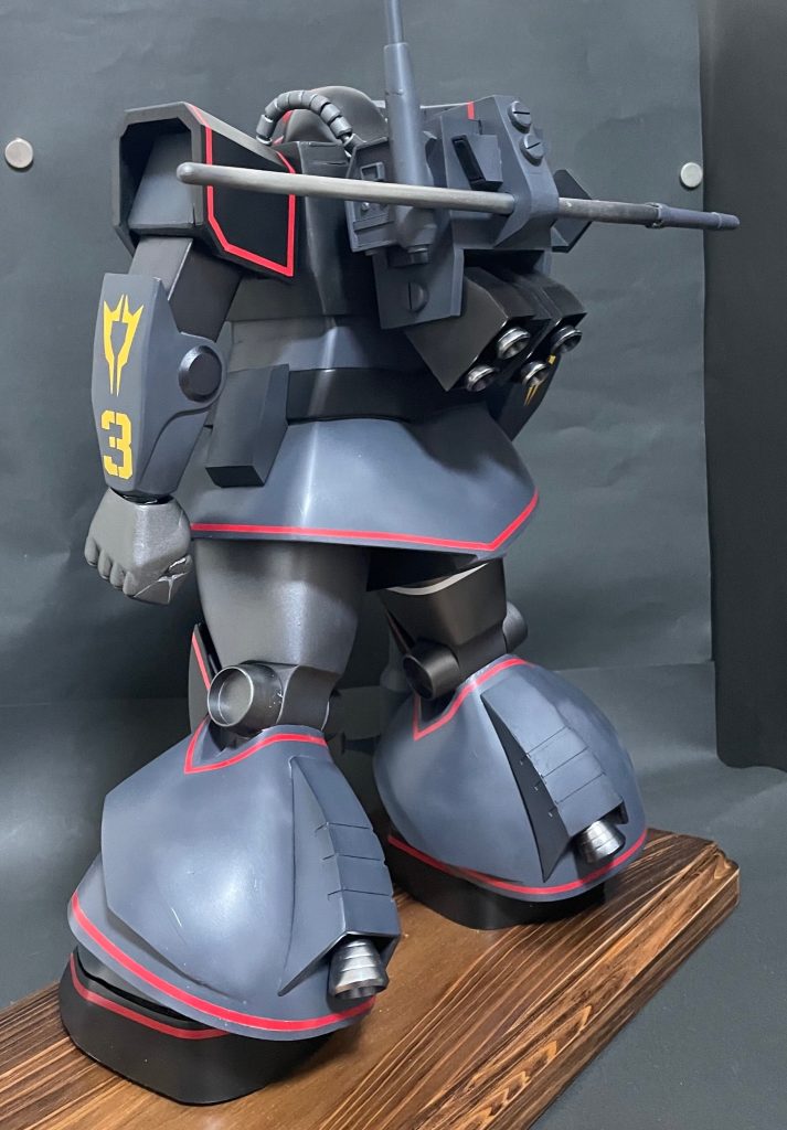 特にドムと大きく形状の異なる脚のフレアーと靴はプラ板をガイドにしたポリパテの塊になっています。