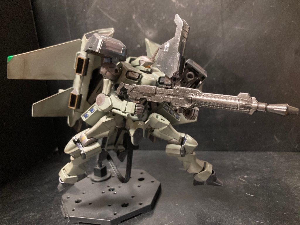 武装のロングライフル。後方支援型の機体になります。イメージとしては、背中に接近戦用のザウォートを載せてペアで出撃、前線に送り届けてそのまま支援、作戦終了時には全線の機体を回収して撤退、という感じです