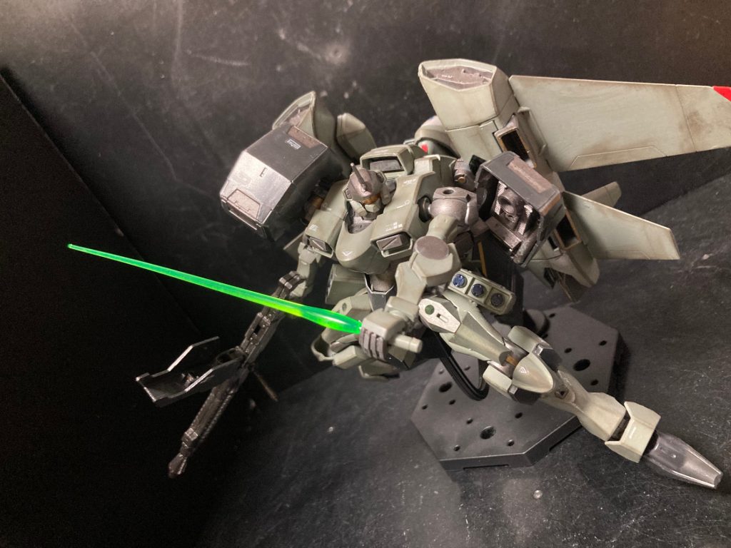接近戦用のビームサーベル。腕部に付いてます。コレを使う状況だと戦況はもうマズい状況、という事ですね