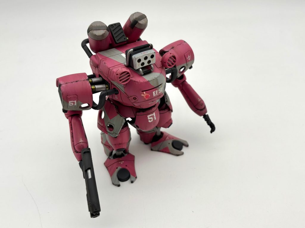 汚し工程のチッピングはウェザリングカラーのマルチホワイトをスポンジで塗布したのちにアクリルガッシュの黒を同じくスポンジで塗布。