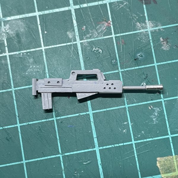 8割方形になってきました。ジムライフルをプラ板積層にて。シールドもう少し大きくしたかったですが収拾つか無くなりそうなのでとりあえず完成で。（2枚目）
