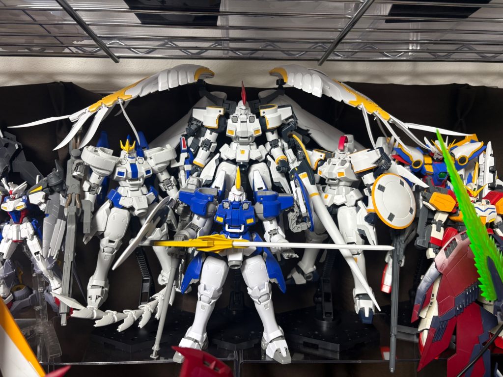 最後にトールギス４兄弟（実際は３兄弟）での集合写真を。ちょっと詰めすぎたので、もうちょっとゆとりを出して飾ろうｗ