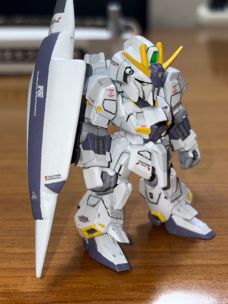 シールドは、HGエクシアのシールドを流用しパテを盛って製作しています。