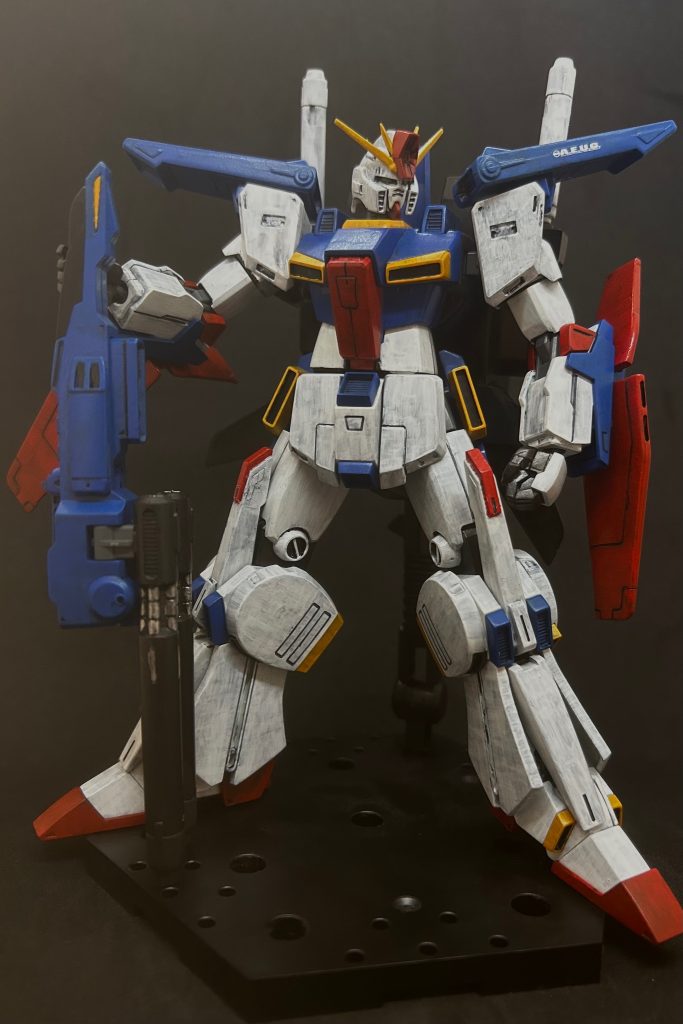 改めましてZZガンダムになります。飛ばしてもいいと言う方もいるアニメシリーズではありますが、明るい雰囲気からシリアスな雰囲気に変わりながらジュドーたちの成長を見るってのはなかなか良いもんだと思うんですがねー...ゴテゴテの重装甲にとんでもない威力のライフルを携えてMSを殲滅していくZZって最高にカッコよくないですか？？今回初めてガンダムトップコート買って使ってみたんですが普通のつや消しもさることながら、こちらもなかなか良かったですね。