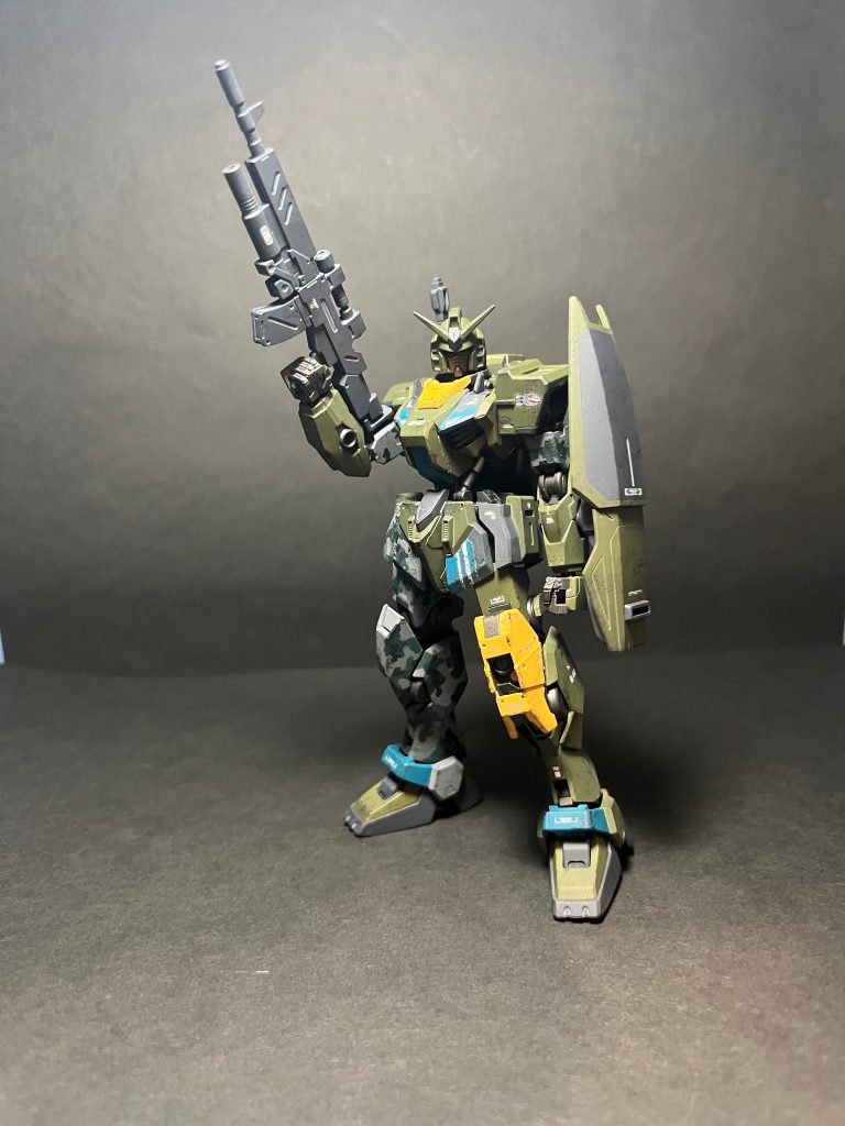 武装は鉄血系に寄せるように実態弾風になるように30MMのライフルを装備。シールドはMK-IIにスジ彫り(あまり見えず)