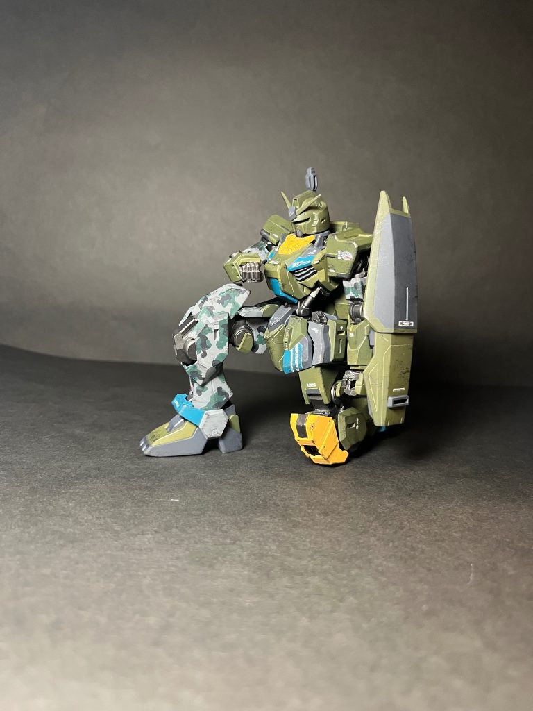スクラッチした左膝の追加アーマーで膝立ちもしやすくなりました。黄色にチッピングを入れてお気に入り。