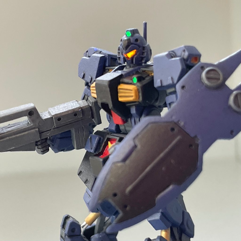 アップです。ティターンズブルー2をスプレーで塗装。関節と黄色はシタデルカラーで筆塗りしました。シタデルカラー初挑戦だったのですがすごいですね😳紺の上に黄色が一発で発色したのでビビりました。