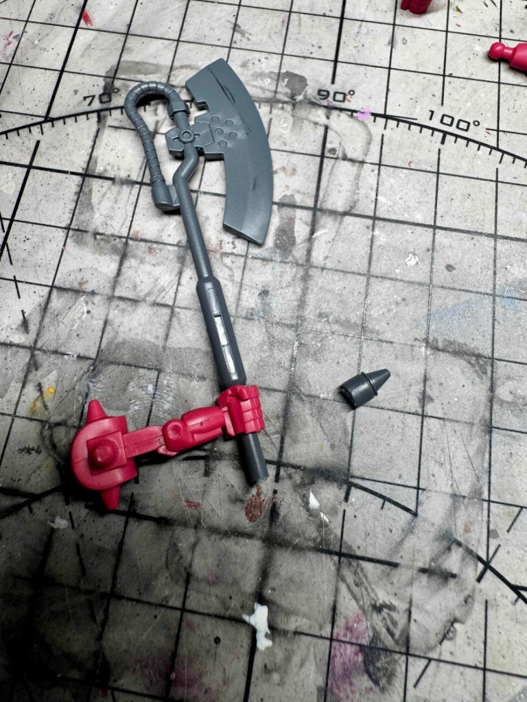 手に収まるように、ヒートホークの先端を切り取り、再度取り付けなければなりませんでした。風化前の下の画像Had to cut the end of the heat hawk off and reattach in order to fit in the hand. Picture below before weathering&nbsp;&nbsp;