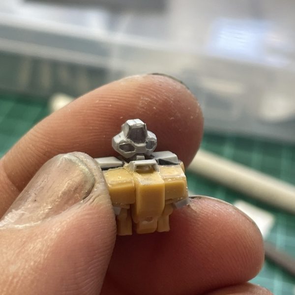 脚はジオに膝アーマーだけ付けて完成のつもりだったのですがあまりにもジオだったので、クゥエル作成時に余ったマークIIの外側のスネ貼り付けて、プラ板で延長したり穴開けたり。はじめに作った顔は目つきが悪かったので瞬着盛って一部修正。まだ先は長そうです。（3枚目）