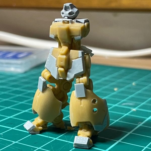 脚はジオに膝アーマーだけ付けて完成のつもりだったのですがあまりにもジオだったので、クゥエル作成時に余ったマークIIの外側のスネ貼り付けて、プラ板で延長したり穴開けたり。はじめに作った顔は目つきが悪かったので瞬着盛って一部修正。まだ先は長そうです。（1枚目）