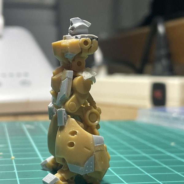 脚はジオに膝アーマーだけ付けて完成のつもりだったのですがあまりにもジオだったので、クゥエル作成時に余ったマークIIの外側のスネ貼り付けて、プラ板で延長したり穴開けたり。はじめに作った顔は目つきが悪かったので瞬着盛って一部修正。まだ先は長そうです。（2枚目）