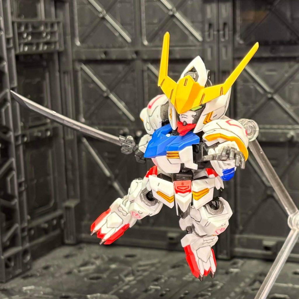過去弾の平手も使ってポーズを。ガンダムフレーム特有の腹部の細さのおかげでサイドスカートが上に逃がせますしモビリティジョイントとの相性が良くて動かしてて楽しいです