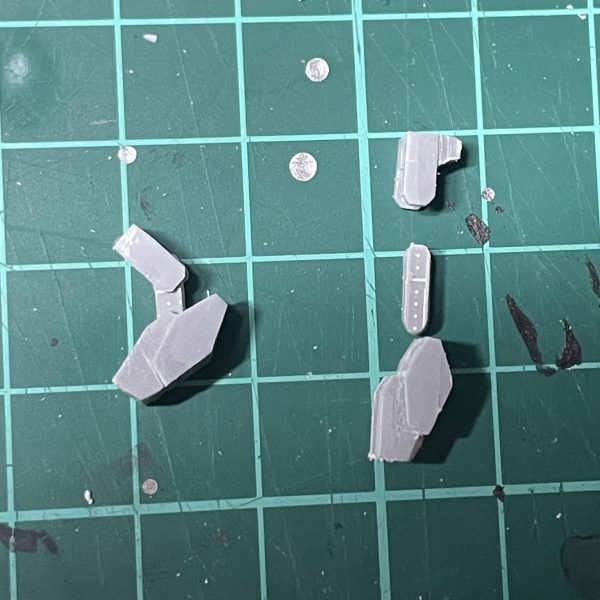 腕を作りました。火炎放射器を両手で構えられるよう上腕長めに作りましたが長すぎたかもしれません。上腕にシリンダーをつけようかと思って基部を作るためプラ板貼ったのですが二重関節と両立は無理っぽいのでどうしようか考え中です。（3枚目）