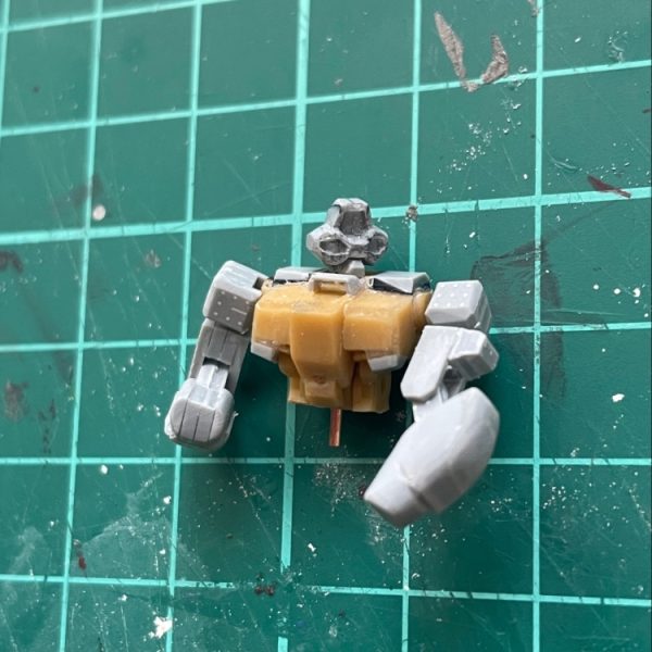 腕を作りました。火炎放射器を両手で構えられるよう上腕長めに作りましたが長すぎたかもしれません。上腕にシリンダーをつけようかと思って基部を作るためプラ板貼ったのですが二重関節と両立は無理っぽいのでどうしようか考え中です。（1枚目）