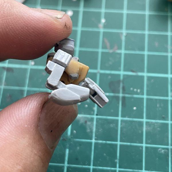 腕を作りました。火炎放射器を両手で構えられるよう上腕長めに作りましたが長すぎたかもしれません。上腕にシリンダーをつけようかと思って基部を作るためプラ板貼ったのですが二重関節と両立は無理っぽいのでどうしようか考え中です。（2枚目）