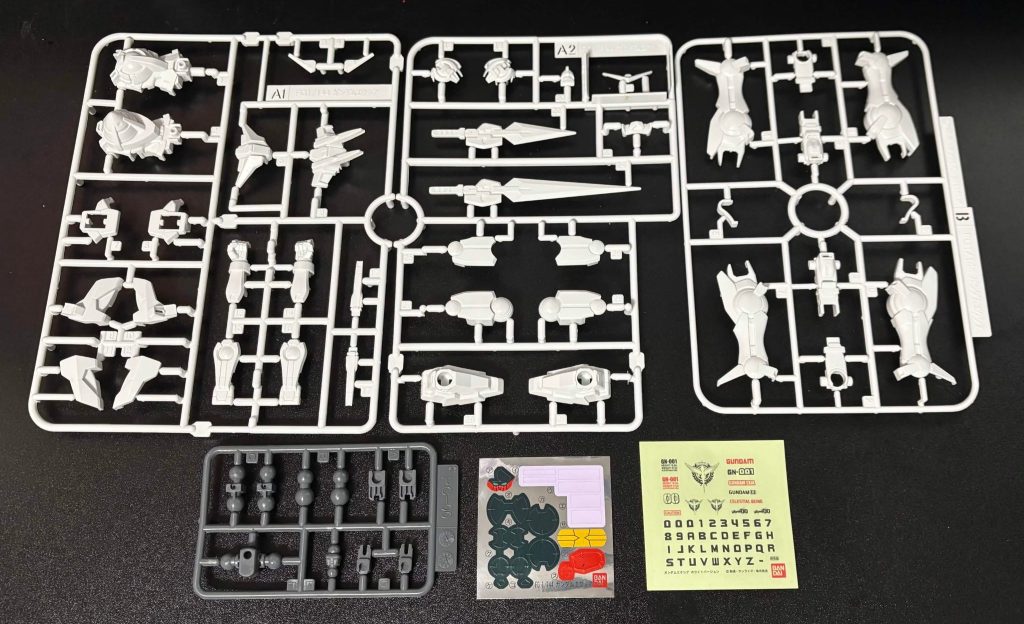 ランナーとデカール類。デカールのフォントがガンダムだとなかなか見ない物なのが新鮮
