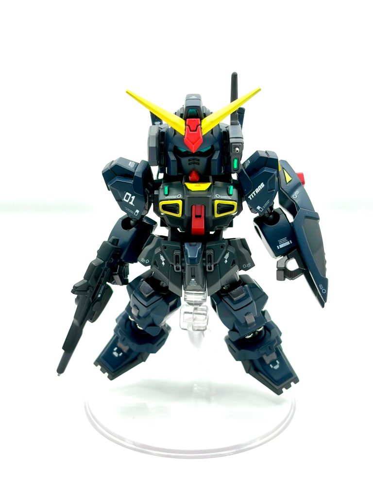 正面からのショットです。腰部はエゥーゴ仕様と同様にプラ板で自作しました。緑のセンサーはバンダイの3Dステッカーで表現しています。