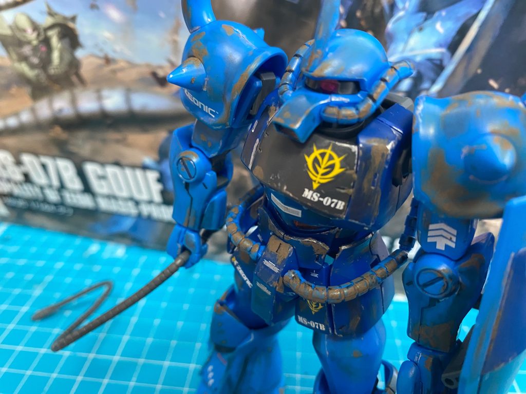 トップコートをする前に、グフを見直してみました(zaku-kao4)前回、タミヤウェザリングスティックを初めて使ってウェザリング塗装してみましたが、見直した感想は…う〜ん(zaku-kao1)なんか、塗りたくってるだけだなぁ💦って感じましたw改めて自分のウェザリング塗装は、まだまだだなぁと痛感しました💦💦とゆーわけで、トップコート前に少し修正☝️