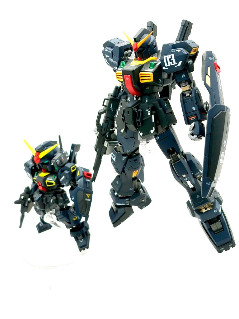 以前製作したRG版とツーショット😊本体カラーは目分量で調色しているのですが、結果的にほぼ同じ色になってますね😅