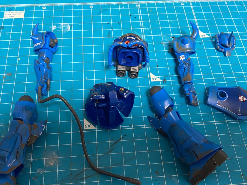個人的にウェザリングが納得いった所でいざ、艶消しトップコートじゃぁぁぁ(zaku-kao2)‼️‼️せっかく組み立てたのを、レッツ解体w