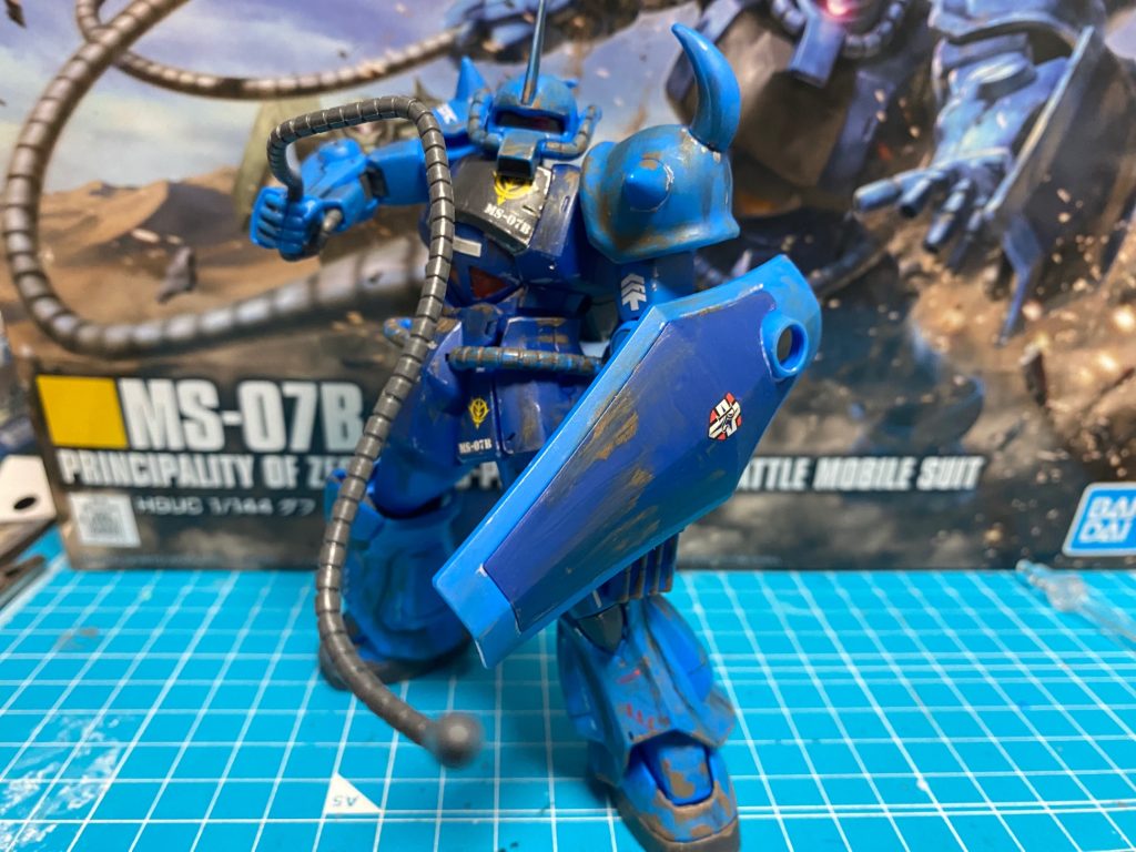 艶消しトップコートをした後に、ポージング決めてみました(zaku-kao6)やっぱ、グフは巨大ミミズ🪱じゃなくてヒートロッド振り回してるのがカッチョいい👍