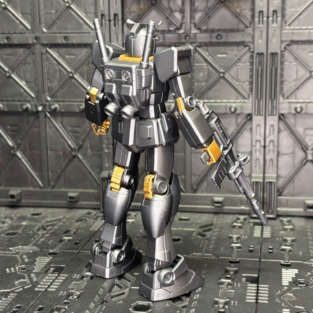 色々と実験も兼ねてたので表面処理とかもあまりせずGXメタルブラックとGXレッドゴールドの2色を吹いた後組み立ててつや消しトップコートしただけのお手軽一日制作。本来リサーキュレーションカラーは蛍光色ですがデカールに合わせて金色に。元々無料で貰えるキットではありますが黒金で塗ったのでちょっと高級感出たかな？ポーズ取らせられるほど動かないけど中古でも超安く手に入りますし練習や実験するのにも便利な良いキットです