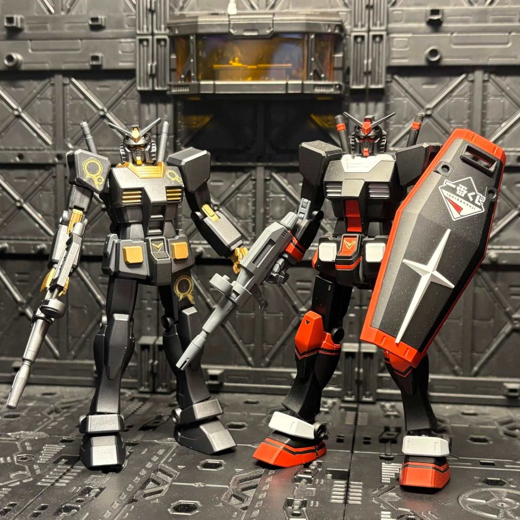前も投稿した一番くじガンダムと並べて。今回使用したのがメタリックブラックで一番くじの方が普通のブラックです。本命でどっちを塗るか迷ってたので試せて良かったです