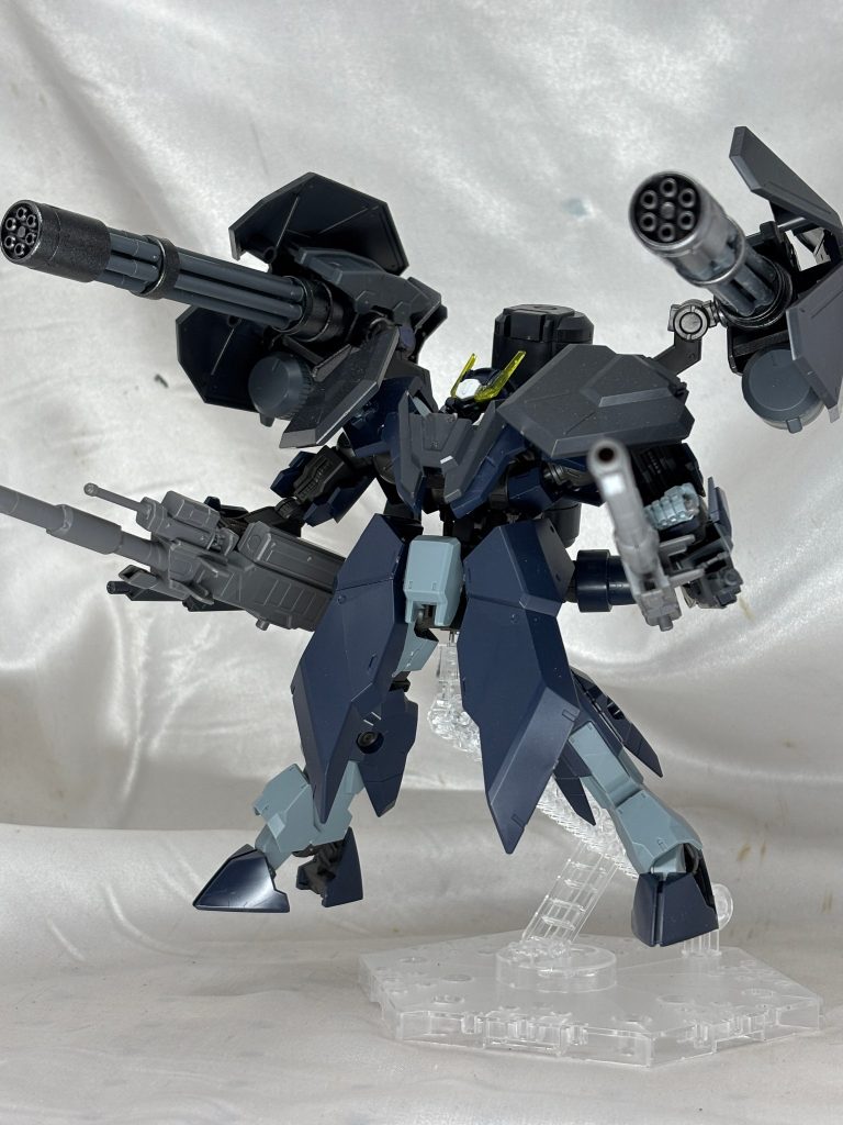 背部アームはコトブキヤのものを使用していて強度が十分。この大型機関砲もしっかり保持でできます。このガトリングほんと優秀でカートン買いしたいです。大型機関砲だったりガトリングだったり名前が安定しましませんね