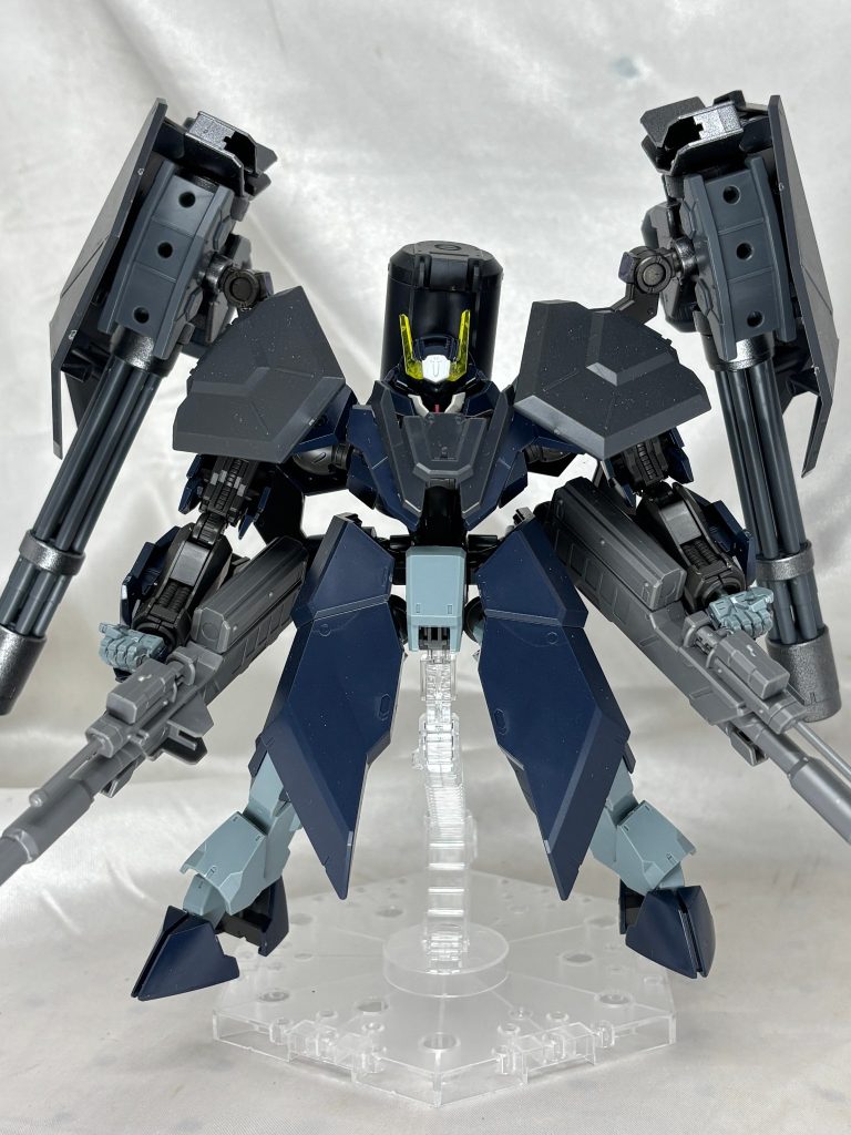 武器は背面の大型ガトリング二門と手の滑腔砲。滑腔砲はオプションセットではなくティフォエウスガンダムキメラの物を使用してます。上半身には境界戦機の武器セットのパーツを追加装甲として配置してます。