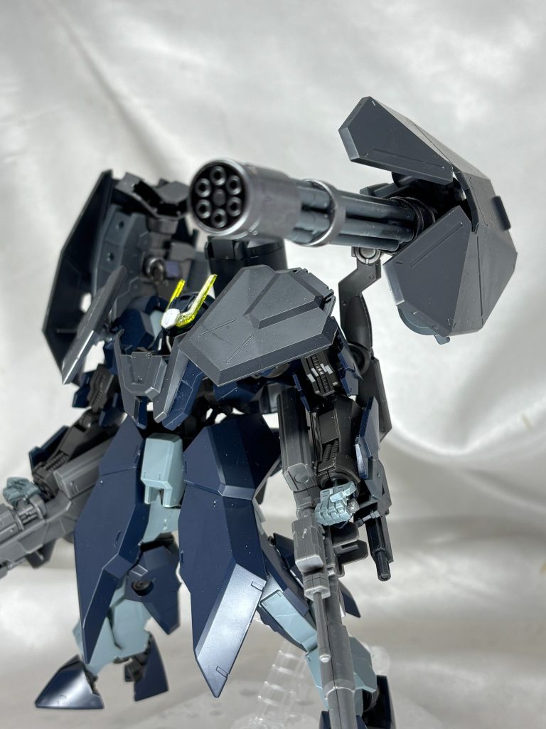 ガトリングの先端が二種類入ってるのがすばらしいジャイアントガトリング。下半身はリアスカートとフロントスカートを逆にして大型化したっぽくしてます。