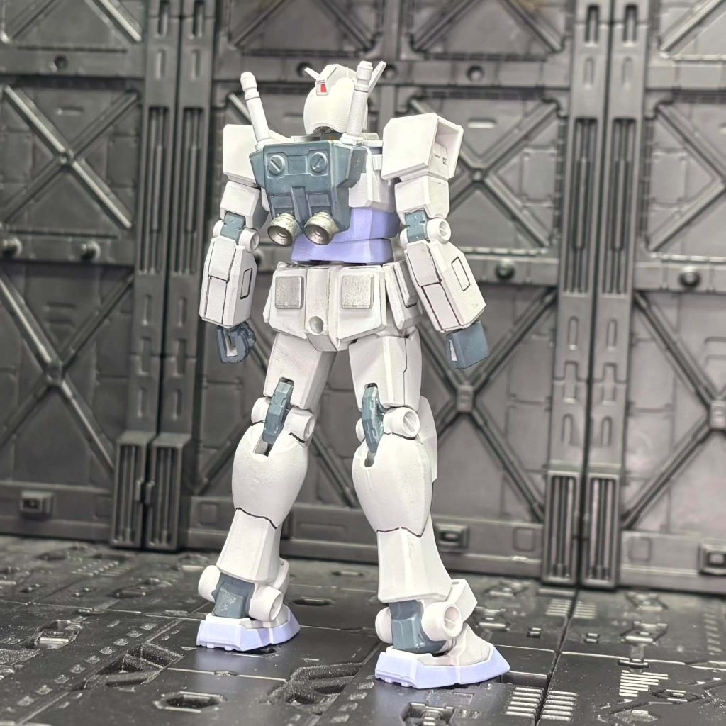 背面。ダボ穴をガイドにしてスタンド用の穴を開けたので若干変な位置に穴が