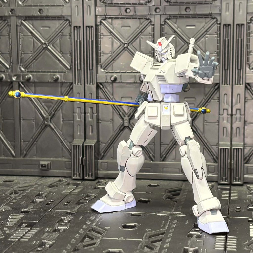 サイズが小さいので食玩の武器を持たせてもそこまで違和感が無いかと