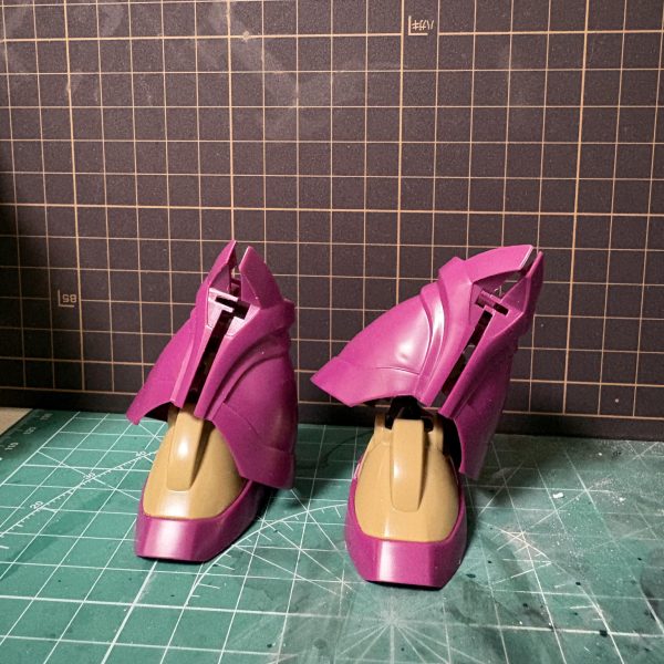 お久しぶりです。暑中見舞い申し上げます💦同僚から貰った、パチ組みのシーマカスタムをコツコツ作ってます。設定画、説明書のカトキ先生の絵と見比べると…。どっから手をつけよう…って感じのキットに仕上がってますねwとりあえず靴をシャア専用から貰いました、足首関節をダブルB/Jに置き換えて可動域上昇。太腿を延長と幅増しでこんな感じになりました。（6枚目）