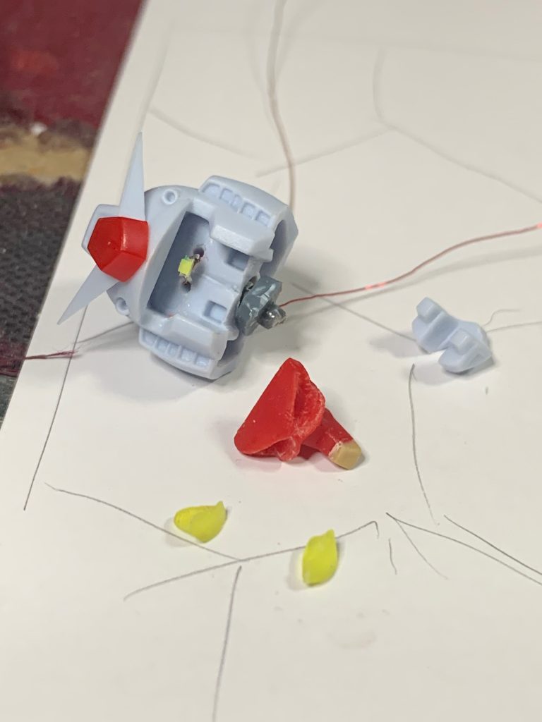 ガンダムの電飾は目玉パーツをUVレジンで新造していますが、まぁーややこしかったね〜。