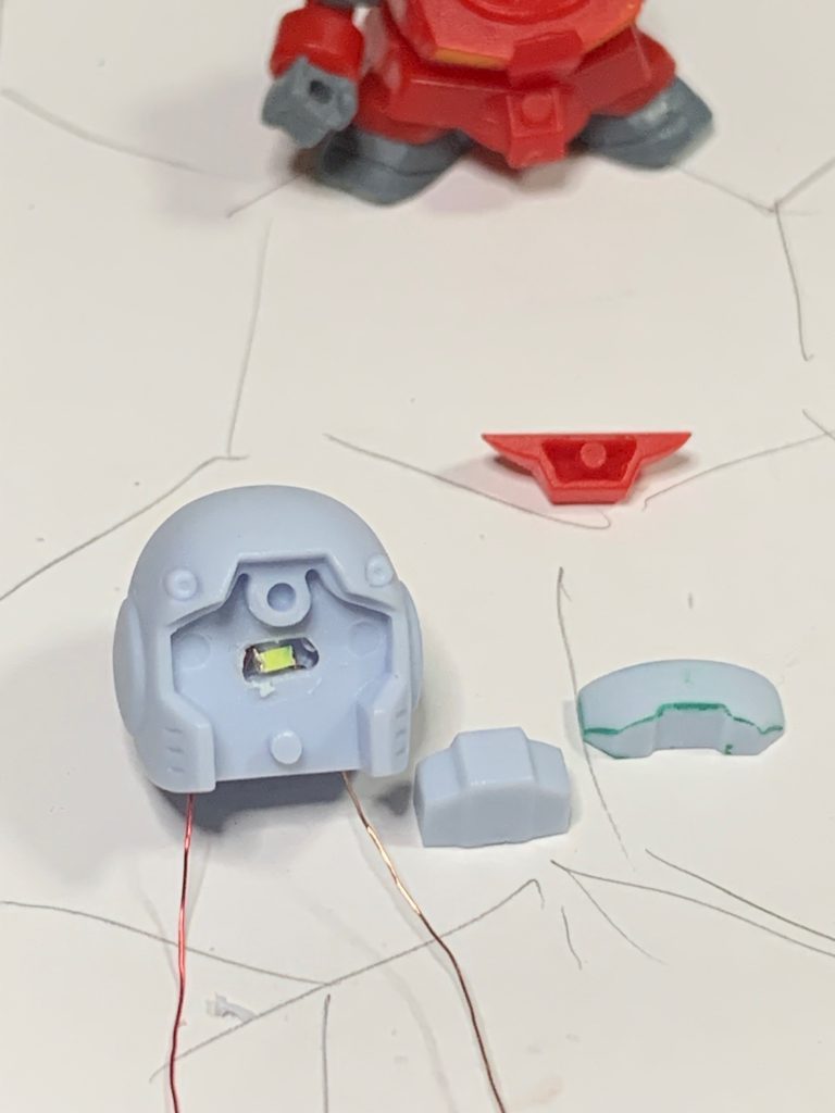 ガンキャノンの電飾はゴーグルとLEDの距離感が難しいところでしたが、頭側に埋め込む様に配置したらちょうどいい光り具合になりました。ゴーグルの素材は照明を透過するのでインクを落としてクリア系塗料で薄く塗り直すだけで成立します。