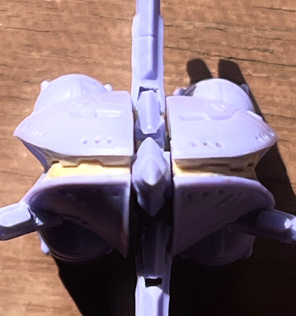 フロントのギザギザの造形がなかったのでパテで作成