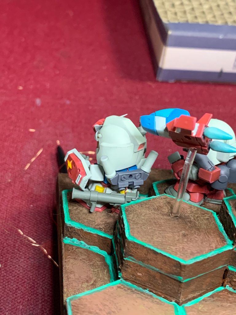 基本、正面しか見えないんですがガンダムの背面にはバズーカを取り付けました。