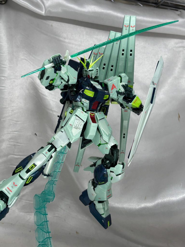 ビームサーベルも色が変更して綺麗です。写真撮ってて思うのが本当に出来がいいキットですね、どの角度でもかっこいい