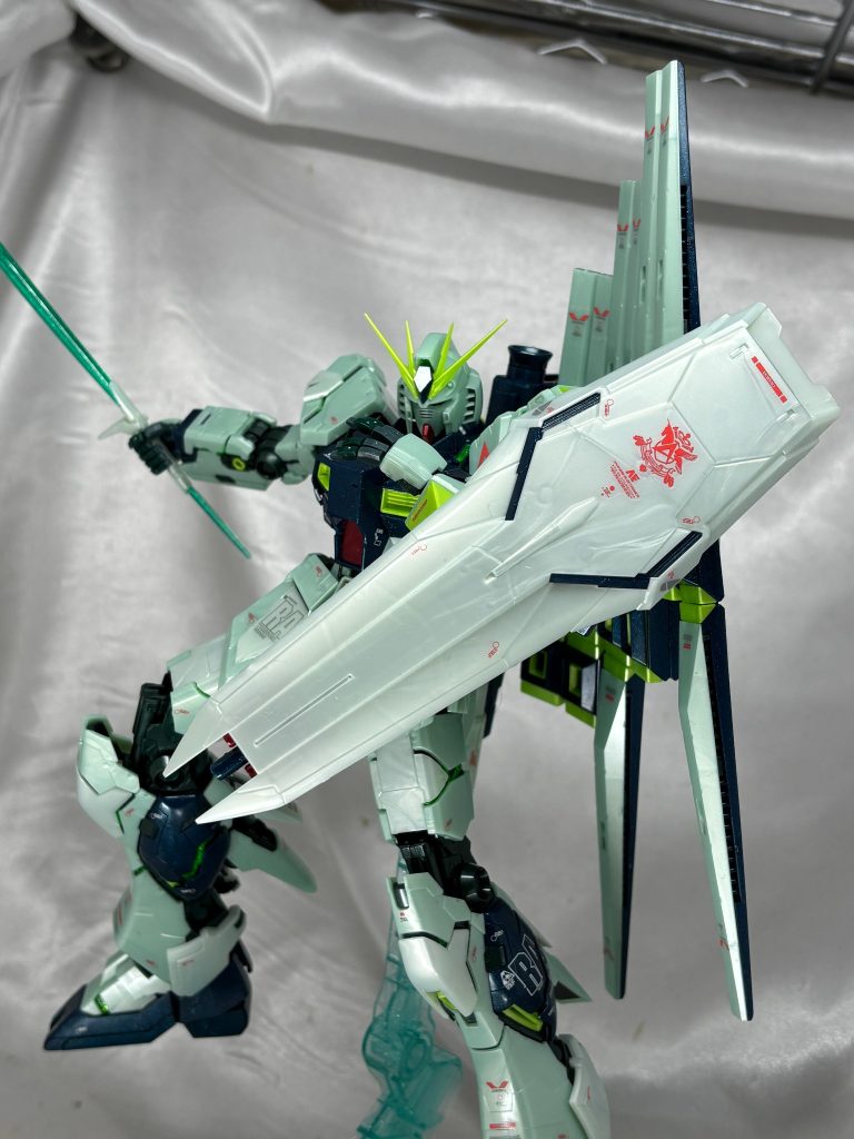 割とライフルの印象なんで今回持たせませんでした。ファンネルの重みもありますが割と傾きがちです。