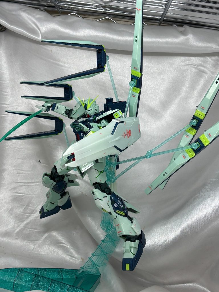 ガンダムベース東京でファンネル展開状態で飾ってあってビビるくらいかっこよかったのでこの形に。割と展開状態で飾らないので衝撃を受けました。