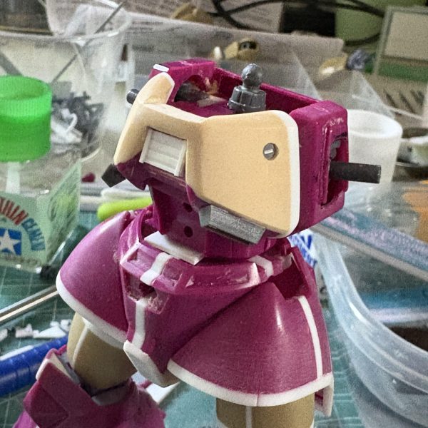 私ごときの制作途中の更新にまで毎回リアクションをくれる皆様ありがとうございます😭下半身がざっくり終わったので、上半身にいきます！とりあえずまたバラバラに切りまして、肩の接続を棒からB/Jに変更。素組みだと巻き肩の様になって胸を張れないのと、ライフルとシールドを上手く構えられなかったのでB/Jにしてみました。これで上手くポーズ出来るかは完成しないと分からないです（笑）そして難所の胸の大整形、ノーマルのディテールを落として前に2ミリ出してからパテで盛った後に落としたディテールを作り直しました💦腹も1.5ミリ伸ばしてパテを盛りました。最後にコックピットハッチ廻り、いじくり倒したのでノーマルは当然使えずなのでスクラッチです😅↑ここの一連の流れ相当時間が掛かってます😂ただいま、下半身と胸周りの捨てサフして腕周りを作業してます。また次回の更新もお付き合い頂けると嬉しいので宜しくお願いします🙇‍♂️&nbsp;（4枚目）