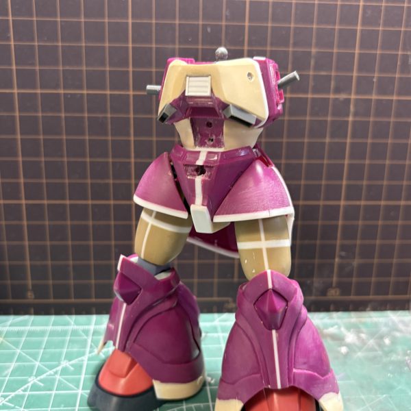 私ごときの制作途中の更新にまで毎回リアクションをくれる皆様ありがとうございます😭下半身がざっくり終わったので、上半身にいきます！とりあえずまたバラバラに切りまして、肩の接続を棒からB/Jに変更。素組みだと巻き肩の様になって胸を張れないのと、ライフルとシールドを上手く構えられなかったのでB/Jにしてみました。これで上手くポーズ出来るかは完成しないと分からないです（笑）そして難所の胸の大整形、ノーマルのディテールを落として前に2ミリ出してからパテで盛った後に落としたディテールを作り直しました💦腹も1.5ミリ伸ばしてパテを盛りました。最後にコックピットハッチ廻り、いじくり倒したのでノーマルは当然使えずなのでスクラッチです😅↑ここの一連の流れ相当時間が掛かってます😂ただいま、下半身と胸周りの捨てサフして腕周りを作業してます。また次回の更新もお付き合い頂けると嬉しいので宜しくお願いします🙇‍♂️&nbsp;（6枚目）