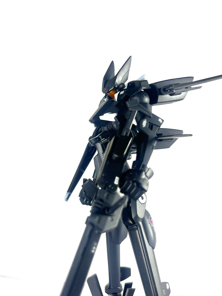 たたずむ感じでフィニッシュアリュゼウス後にすぐ組んだのでランナー数の違いに驚きました(zaku-kao2)アリュゼウスが40弱に対して、たったの３枚この数で組み上がるのかとその差のギャップにやられました笑放送当時はガンダムばかりに目がいって量産機の良さに気づけませんでしたが、大人になって見返すと良さに気づけました。イナクトにフラッグ、ジンクスってこんなにカッチョいいんだと驚きばかりで楽しめました✨GNフラッグも買っているのでそのうち組みたいです❗️今回は以上です、ありがとうございました‼️