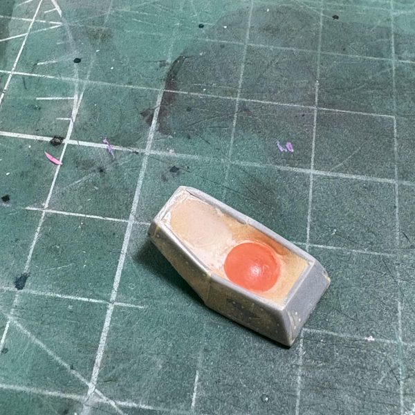 私ごときの制作途中の更新にまで毎回リアクションをくれる皆様ありがとうございます😭下半身がざっくり終わったので、上半身にいきます！とりあえずまたバラバラに切りまして、肩の接続を棒からB/Jに変更。素組みだと巻き肩の様になって胸を張れないのと、ライフルとシールドを上手く構えられなかったのでB/Jにしてみました。これで上手くポーズ出来るかは完成しないと分からないです（笑）そして難所の胸の大整形、ノーマルのディテールを落として前に2ミリ出してからパテで盛った後に落としたディテールを作り直しました💦腹も1.5ミリ伸ばしてパテを盛りました。最後にコックピットハッチ廻り、いじくり倒したのでノーマルは当然使えずなのでスクラッチです😅↑ここの一連の流れ相当時間が掛かってます😂ただいま、下半身と胸周りの捨てサフして腕周りを作業してます。また次回の更新もお付き合い頂けると嬉しいので宜しくお願いします🙇‍♂️&nbsp;（7枚目）
