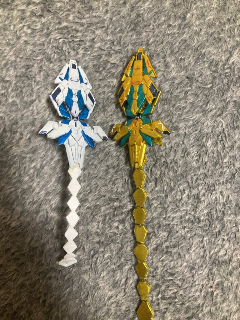 左の白いのは制作済みのペルフェクティビリティのアームドアーマーDE、こちらは壊れたガンプラの材料使って作った物でスタビライザー固定のため動きません。今回のフェネクスのスタビライザーは上方画像を見て貰えるとお分かりかと思いますが、動かせます。ある程度の形に合わせて切った硬質プラスチックに中に線を通して接着剤ドバーして作りました。斜め、上下、左右動かせます。グリグリしすぎて線が切れそうです盲点(もう切れた)