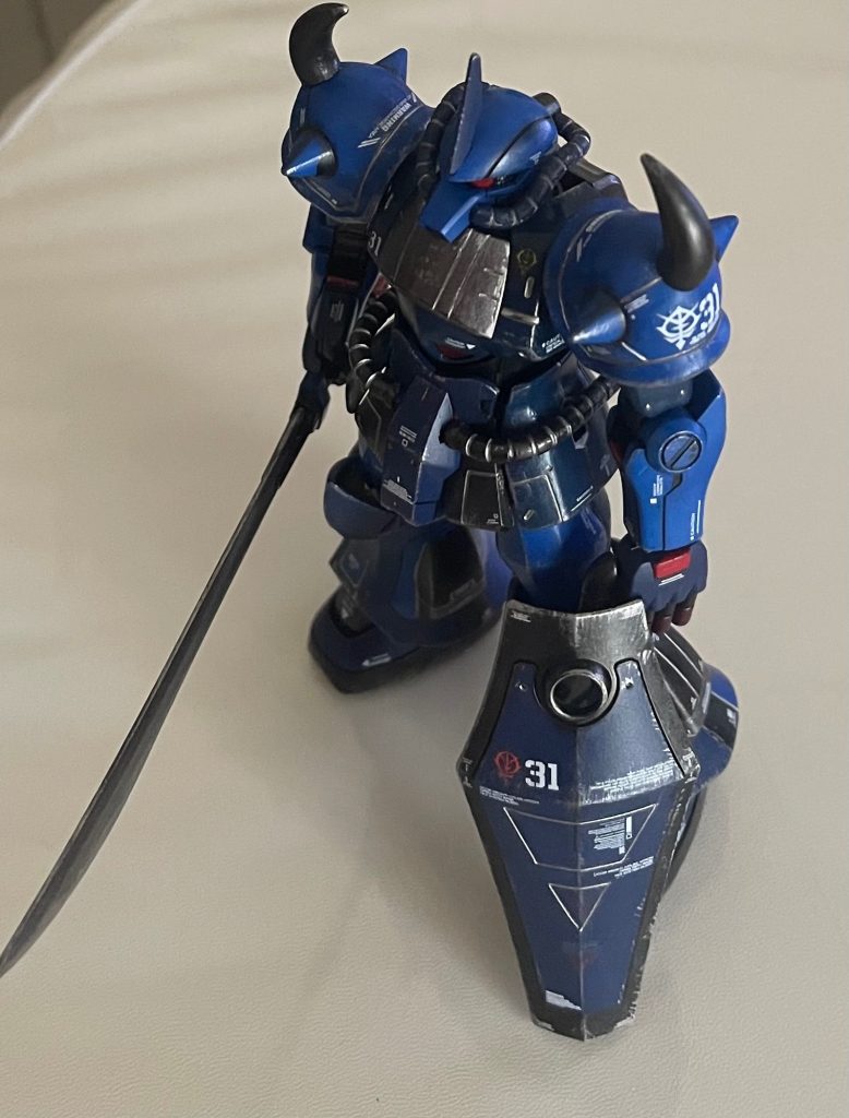 シールドのスジ彫りとデカール配置には悩みました。ジオンのエンブレムをレッドにしたことで、つまらない仕上がりに「一辺倒さ」が出ずに済んだと考えます。サーベルはクリアパーツの特性を全く活かさず笑、シルバー系のタミヤエナメルで仕上げました。