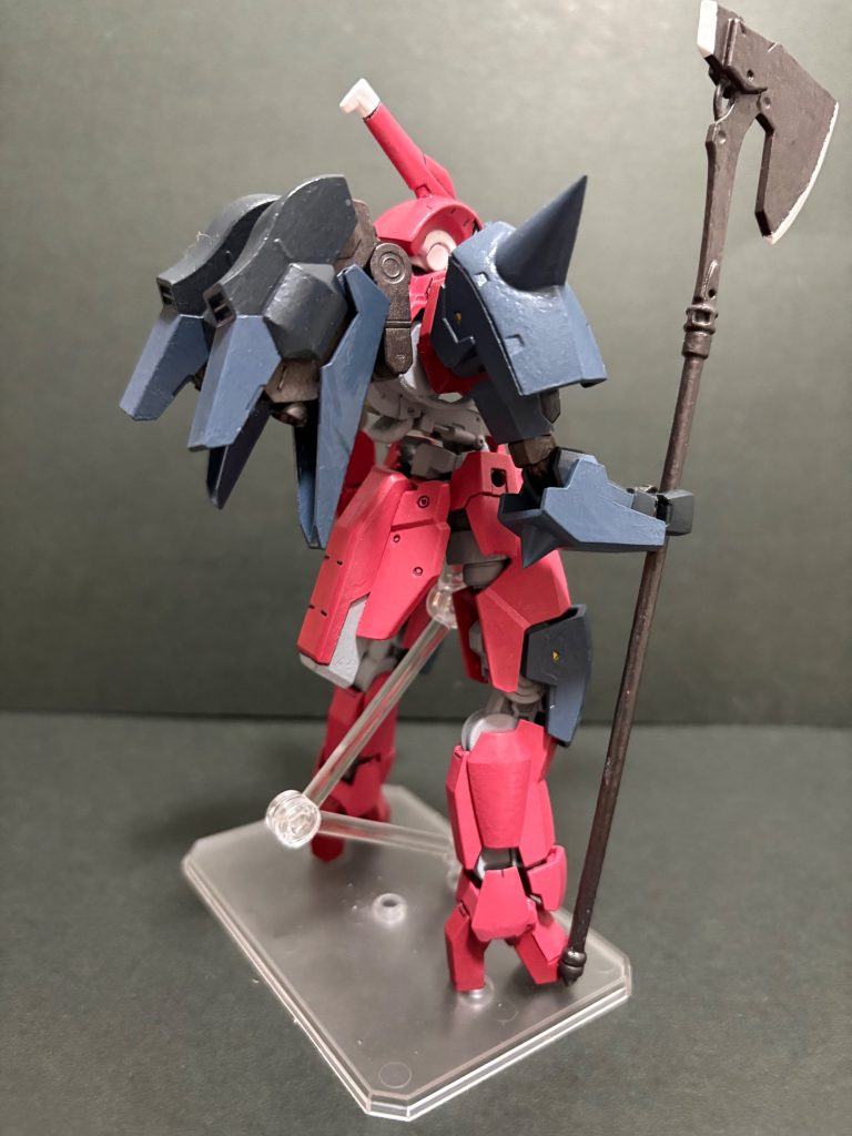 設定通りグレイズに百錬と漏影のパーツをミキシングして作成しました。独自デザインの部分はプラ板でスクラッチしています。
